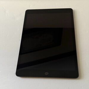 7th Generation iPad , 32GB Includes  case